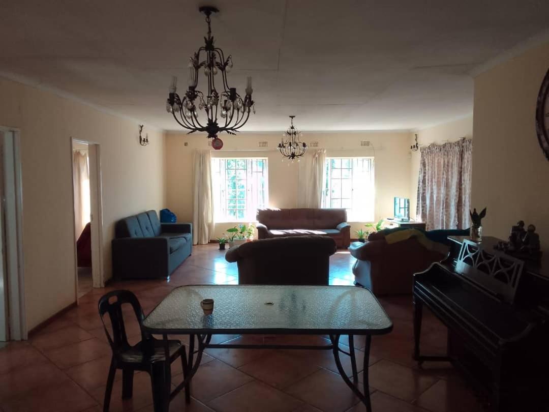 Sugar Shack Backpackers Botswana Bed & Breakfast Gaborone Exterior photo